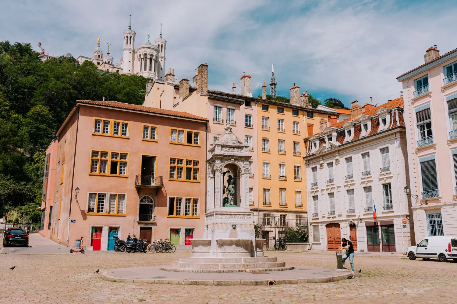 Start at Place Saint-Jean