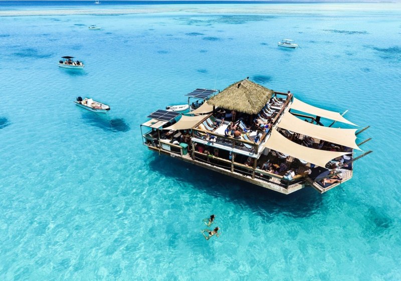 Floating Bar Fiji at Seventh Heaven