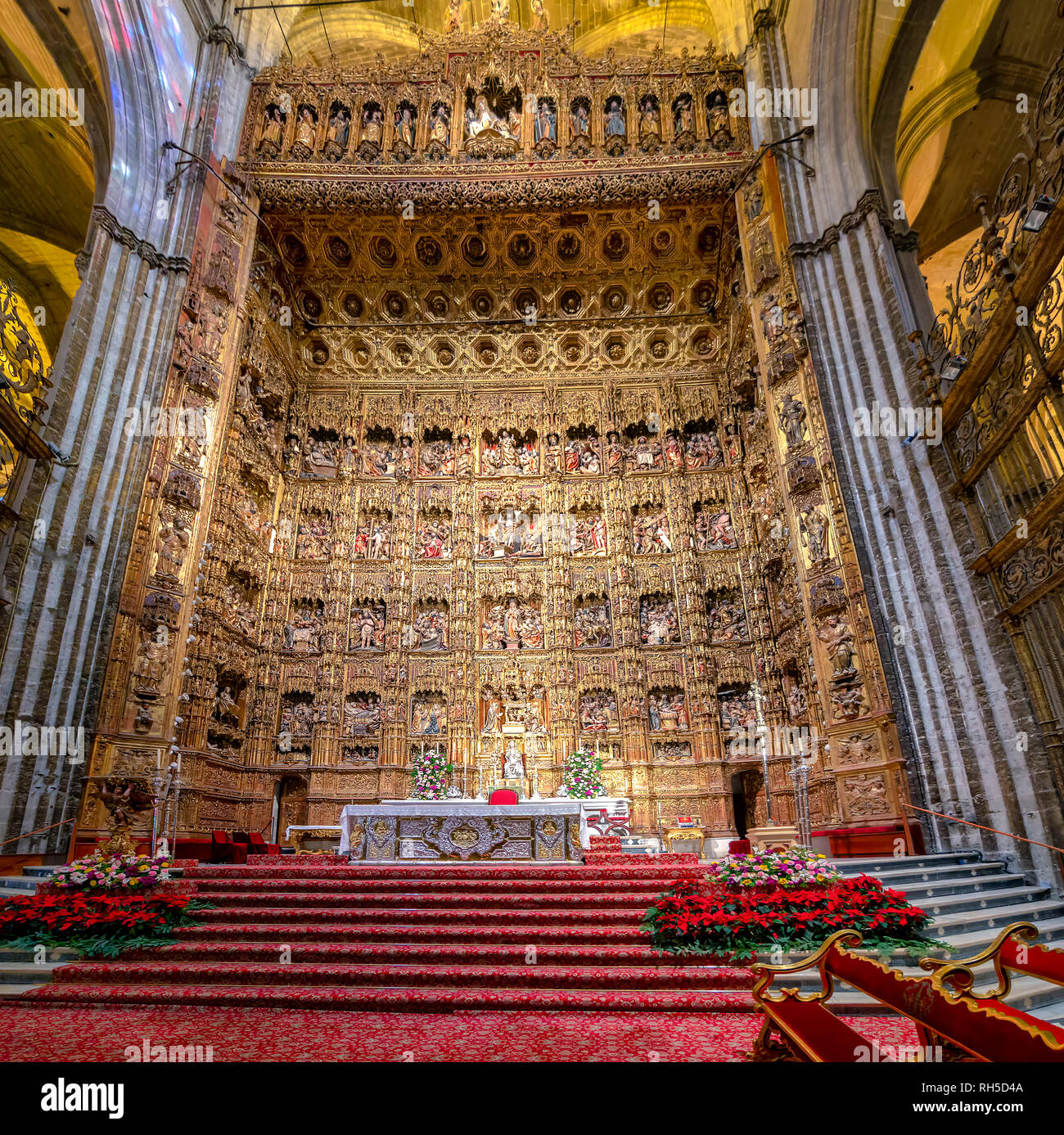 View the Retablo Mayor and Capilla Mayor